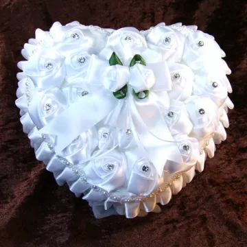 Model Sydney - Large heart-shaped ring pillow with ring box